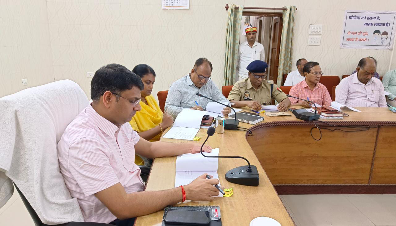 गोंडा : सड़क सुरक्षा यातायात को लेकर कलेक्ट्रेट सभागार कक्ष में जिलाधिकारी डॉ उज्जवल कुमार की अध्यक्षता में की गई बैठक