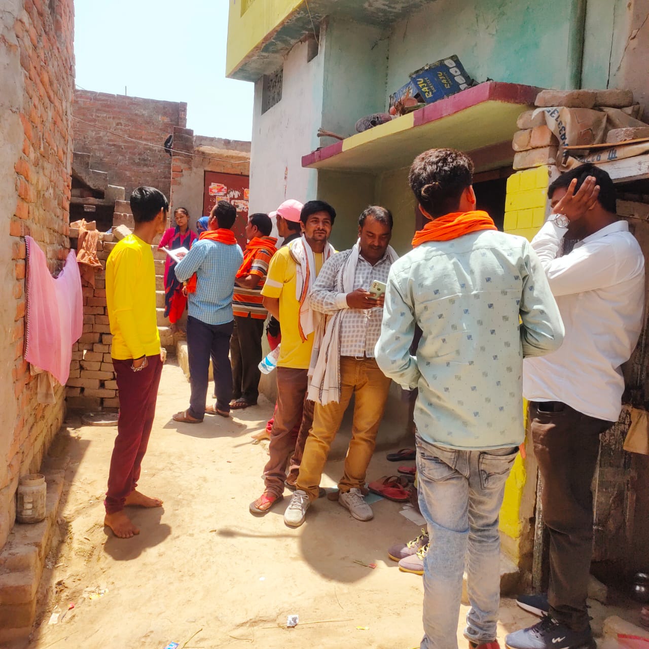 गोंडा : विद्युत कर्मियों द्वारा कैंप लगाकर की गई बकाया विद्युत बिल की वसूली