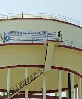 करनैलगंज ( गोंडा ) : पानी टंकी पर चढ़ा युवक मान मनौव्वल में जुटी पुलिस