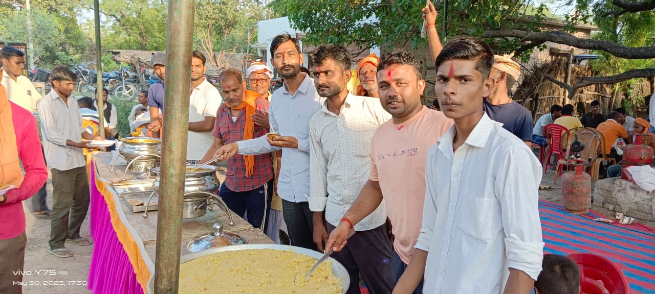 गोंडा : ज्येष्ठ मास के अंतिम बड़े मंगल को जगह जगह पर हुआ भंडारे का आयोजन