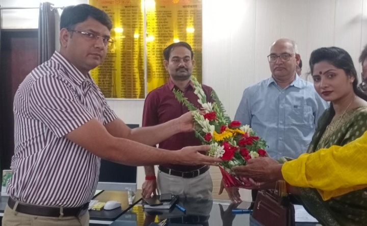 गोंडा : जिला पंचायत सदस्य नेहा सिंह ने सरयू पुल पर दोनों तरफ जाली लगवाने एवं शहीद जवान महेश प्रताप सिंह फौजी की प्रतिमा को स्थापित कराने की मांग की