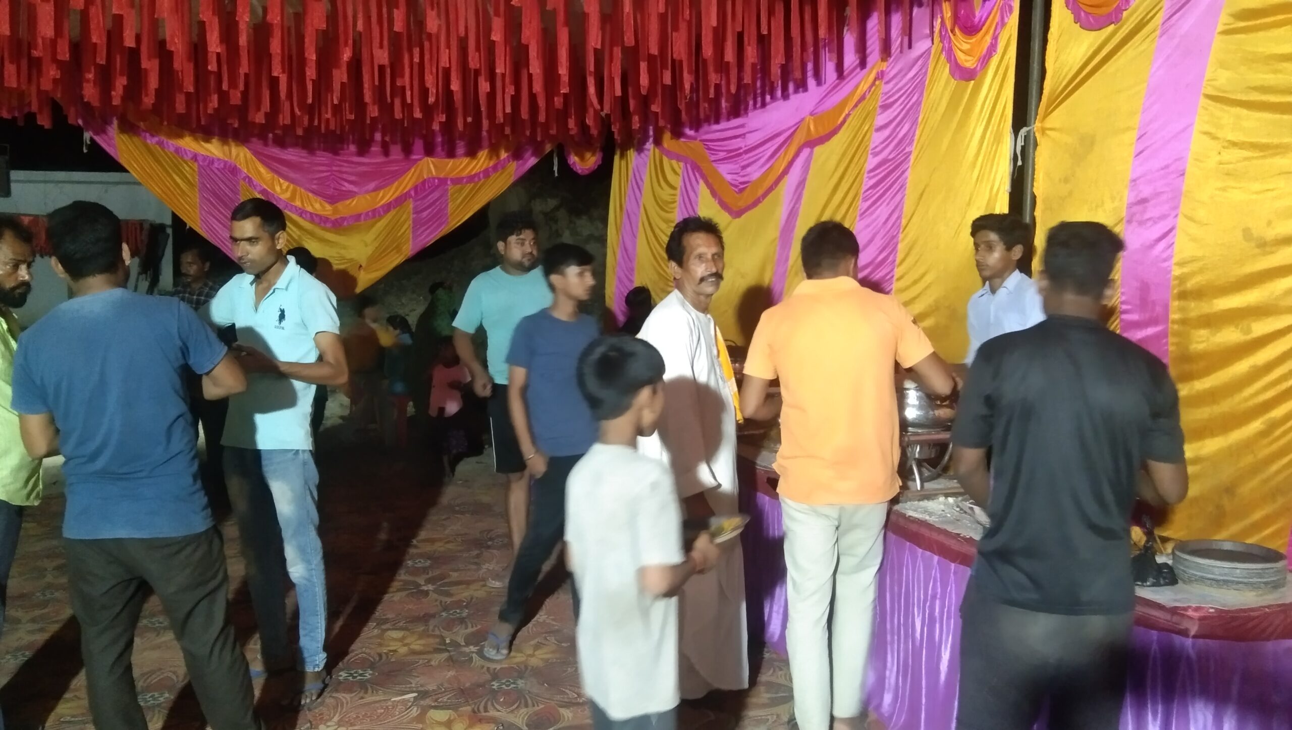 गोंडा : ज्येष्ठ मास के अंतिम बड़े मंगल को कई स्थानों पर हुआ भंडारे का आयोजन , भक्तों ने ग्रहण किया प्रसाद