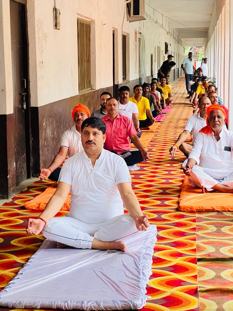 गोंडा : परसपुर कस्बे के महाविद्यालय परिसर में 9वें विश्व योग दिवस पर आयोजित किया गया योग शिविर का आयोजन