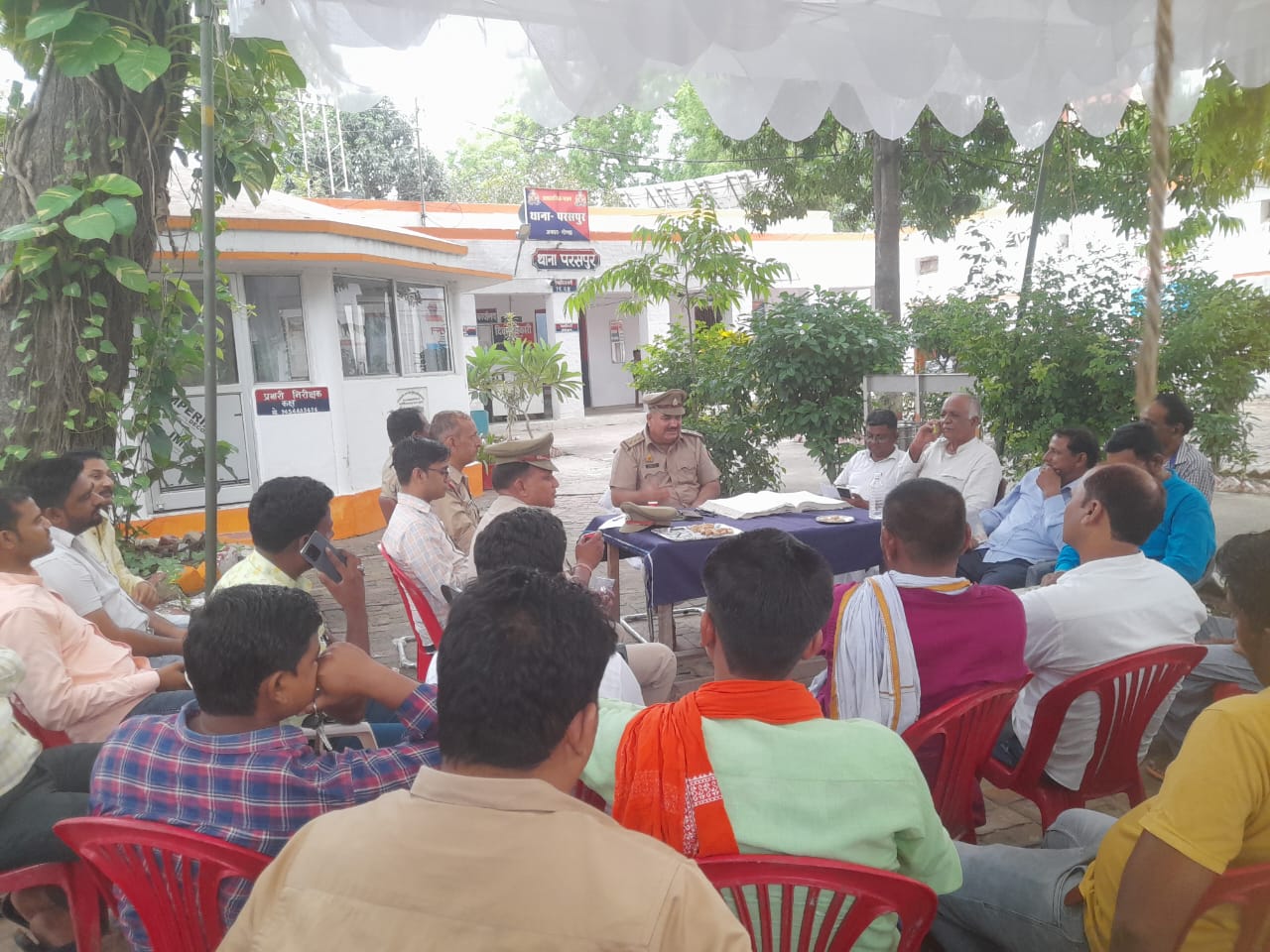 गोंडा : आगामी बकरीद त्यौहार को सकुशल संपन्न कराने लेकर परसपुर थाना परिसर में आयोजित हुई शांति कमेटी की बैठक
