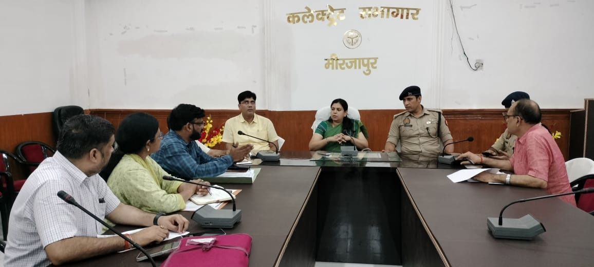 मा0 प्रधानमंत्री जी के वाराणसी में प्रस्तावित कार्यक्रम के दृष्टिगत मीरजापुर से पीएम आवास व स्वनिधि योजनाओं के लाभार्थियों को उक्त कार्यक्रम में शामिल होने के लिए परिवहन एवं सुरक्षा हेतु जिलाधिकारी, पुलिस अधीक्षक ने अधिकारियों के साथ बैठक कर दिया दिशा-निर्देश