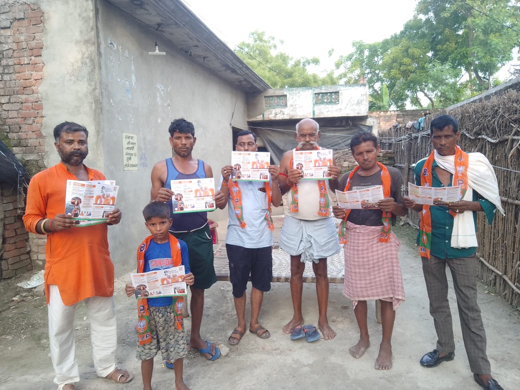 गोंडा : बीजेपी पदाधिकारियों एवं कार्यकर्ताओं द्वारा जनसंपर्क अभियान के तहत किया डोर टू डोर जनसंपर्क