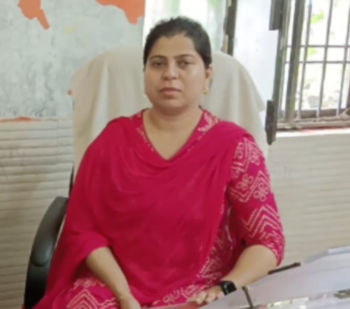 गोंडा : खंड शिक्षा अधिकारी फिजा मिर्जा की अध्यक्षता में शंकुल शिक्षकों की शैक्षिक गुणवत्ता एवं शैक्षिक गुणवत्ता में संवर्धन हेतु अधोहस्ताक्षरी द्वारा बैठक की गई आयोजित