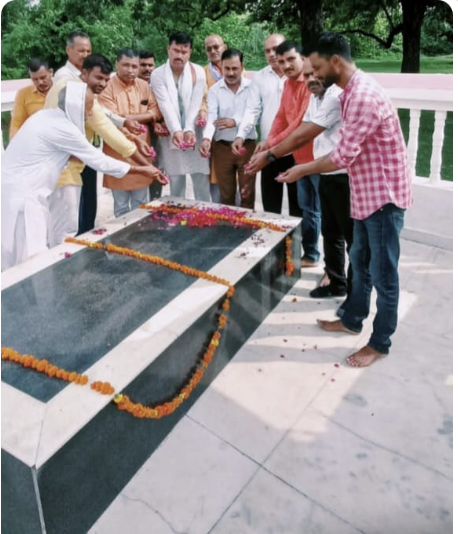गोंडा : परम पूज्य गुरुदेव स्मृतिशेष एम पी शुक्ला की आठवीं पुण्यतिथि पर दी गई भावभीनी श्रद्धांजलि