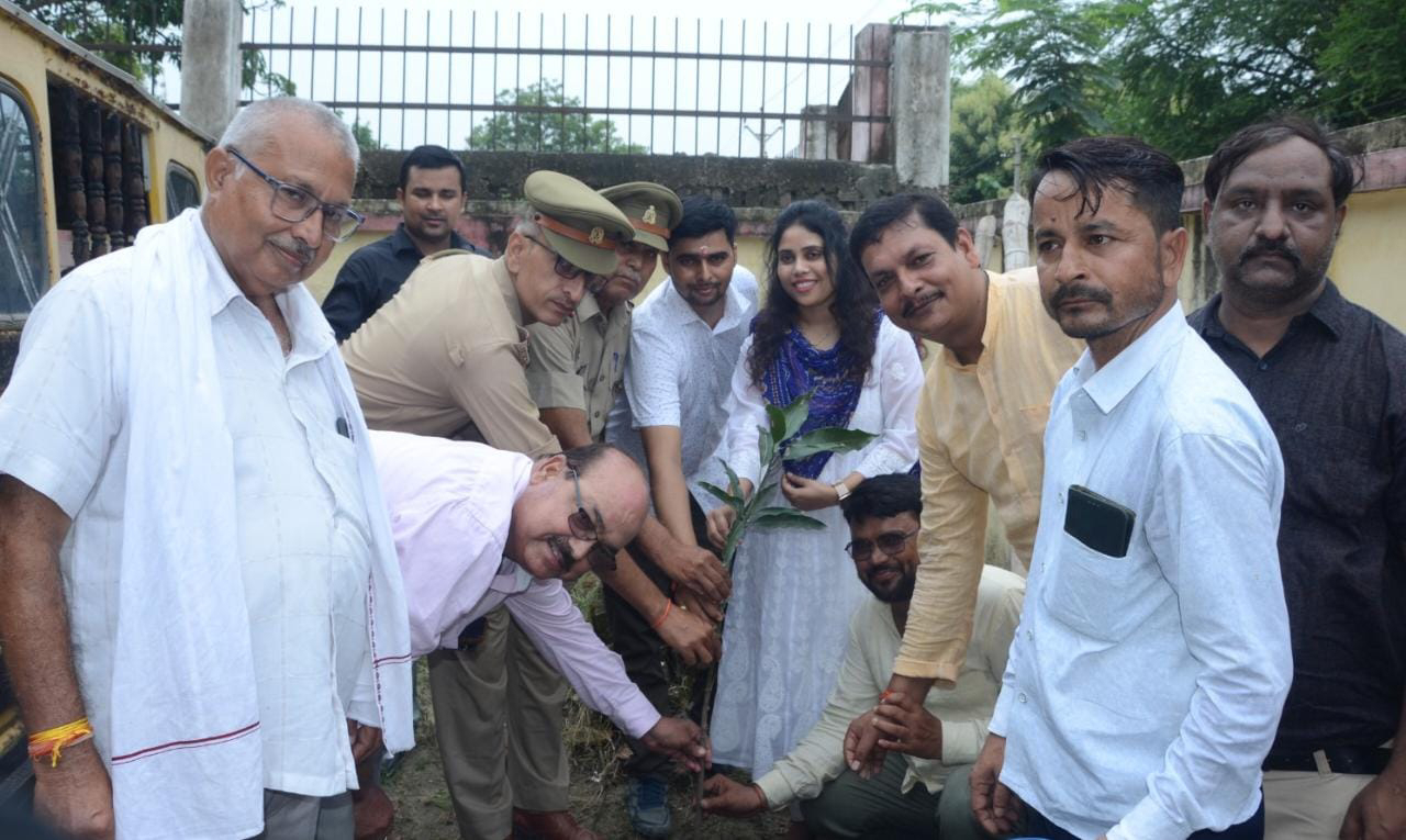 गोंडा : सामुदायिक स्वास्थ्य केंद्र परसपुर में ड्रग इंस्पेक्टर ने अधीक्षक के साथ मिलकर किया  पौधराेपित