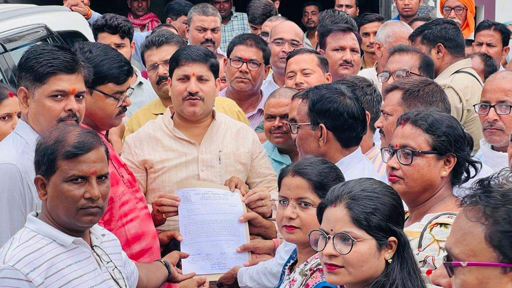 गोंडा : उत्तर प्रदेश प्राथमिक शिक्षक संघ के आवाहन पर  संघ इकाई परसपुर के कार्यरत शिक्षकों ने 18 सूत्रीय मांगों को लेकर विधायक अजय सिंह को सौंपा ज्ञापन
