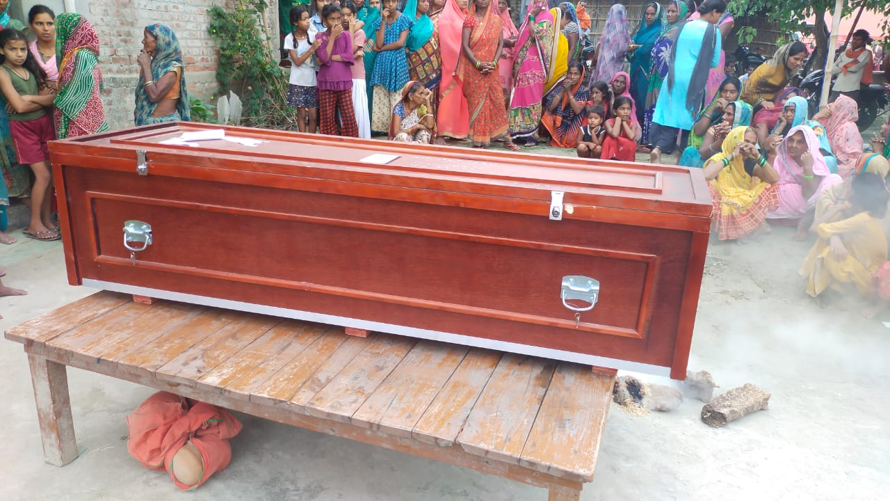 प्रवासी भारतीय मदद समूह निःस्वार्थ, के पहल पर सऊदी में देहांत कर गए स्वर्गीय श्री जितेंद्र यादव जी का नश्वर शरीर पहुचा घर।