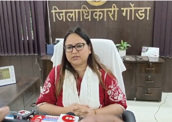गोंडा : ग्रामीणों की शिकायत पर जिलाधिकारी नेहा शर्मा ने तत्काल चकबंदी लेखपाल को जांचकर निलंबित करने के दिए निर्देश
