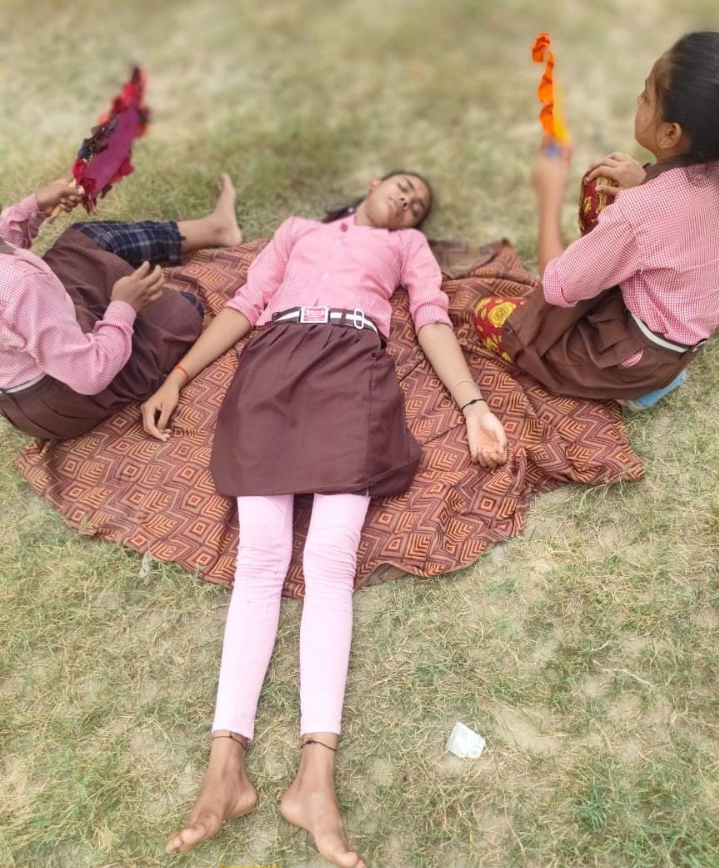 गोंडा : भीषण गर्मी के चलते बेहोश हुई छात्रा , शिक्षक हुए परेशान