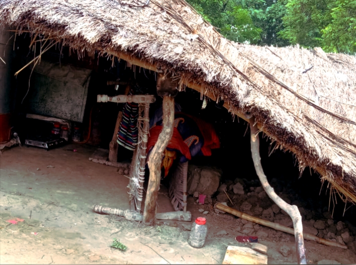 गोंडा : तेज बारिश होने की वजह से एक व्यक्ति का गिरा कच्चा फूस का मकान अभी तक देखने नही आए कोई तहसील के कर्मचारी