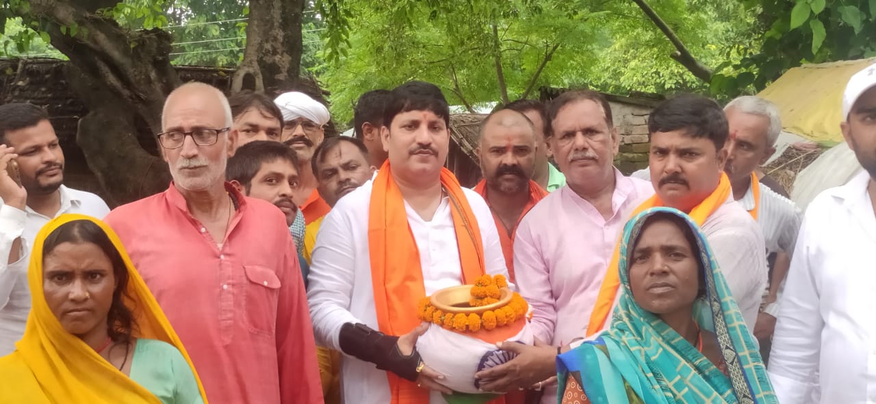गोंडा : मेरी माटी मेरा देश कार्यक्रम के तहत विधायक अजय सिंह की अगुवाई में कई गांवों में मिट्टी का किया संग्रह