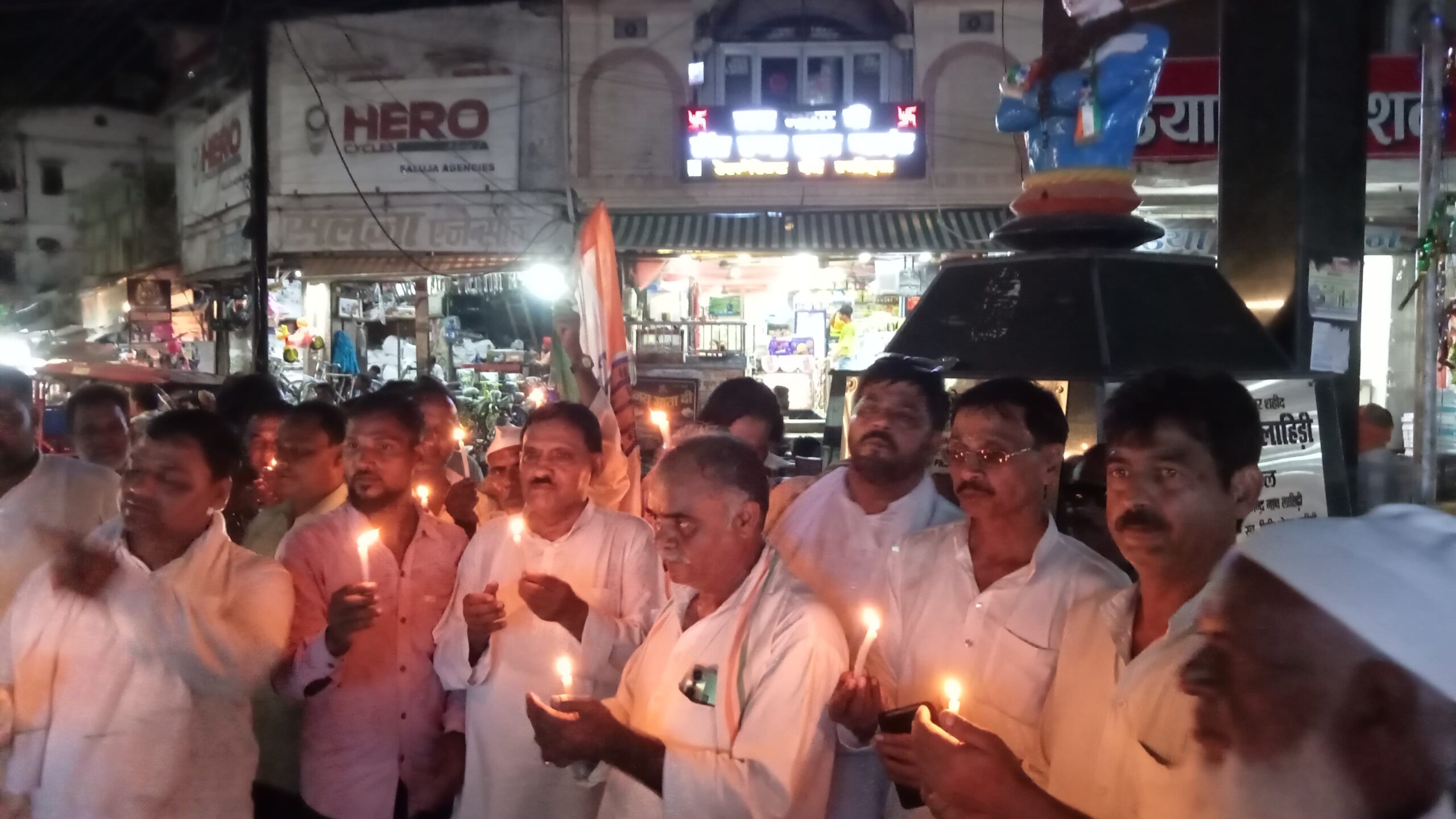 गोंडा : आतंकवादियों से लोहा लेते हुए शहीद हुए जवानों की शहादत पर निकाला कैंडल मार्च