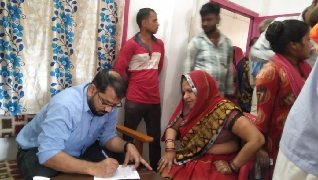 गोंडा : विवेकानंद पालीक्लीनिक एवं आयुर्विज्ञान संस्थान लखनऊ के डाक्टरों द्वारा श्री सदगुरू मैरिज हॉल में किया गया स्वास्थ्य कैंप का आयोजन , 300 मरीजों का हुआ निःशुल्क परीक्षण एवं इलाज