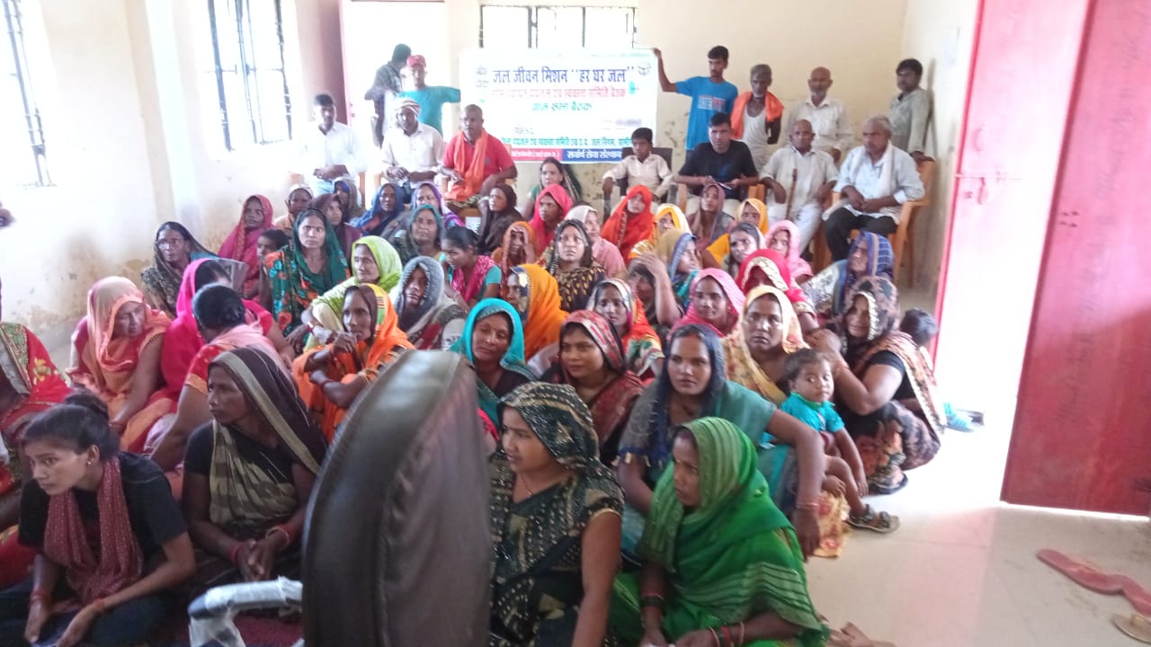 गोंडा : ग्राम प्रधान सावित्री देवी की अध्यक्षता में ग्राम सभा की खुली बैठक की गई आयोजित