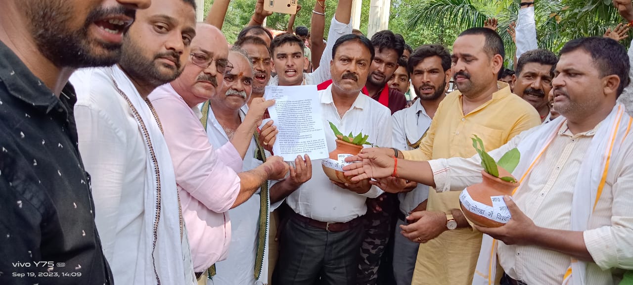 गोंडा : डोमाकल्पी से कलश में मिट्टी लेकर विश्वविद्यालय संघर्ष पद यात्रा निकालकर एडीओ आईएसबी को सौंपा ज्ञापन