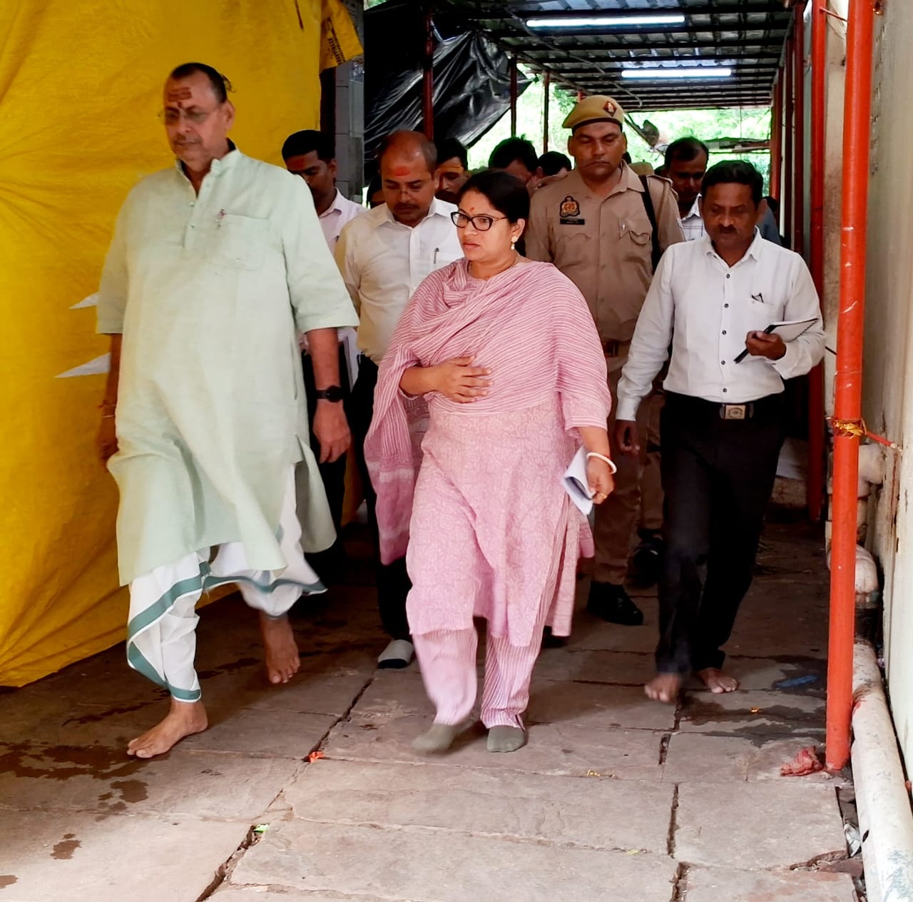 जिलाधिकारी ने त्रिकोण परिक्रमा पथ, अष्टभुजा मन्दिर, कालीखोह मन्दिर व विन्ध्यवासिनी मन्दिर के विकास के सौन्दर्यीकरण के दृष्टिगत भम्रण कर किया निरीक्षण