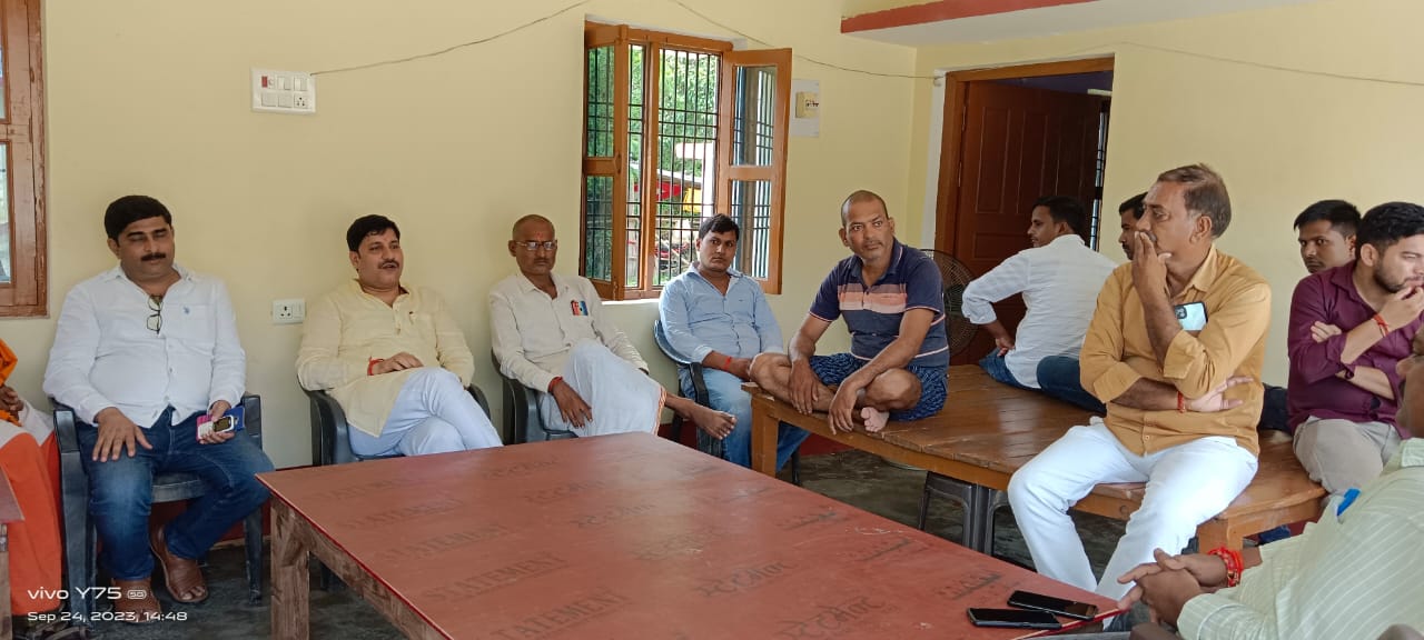 गोंडा : करनैलगंज बिधायक अजय सिंह शोक संतप्त परिवारों से मिलकर बंधाया ढांढस