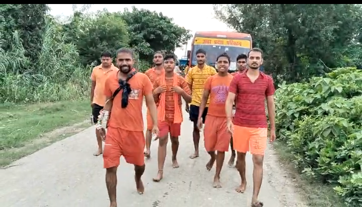 गोंडा : हजारों की संख्या में जलाभिषेक के लिए कांवरियों का जत्था हुआ रवाना , दुखहरणनाथ मंदिर पर किए जलाभिषेक