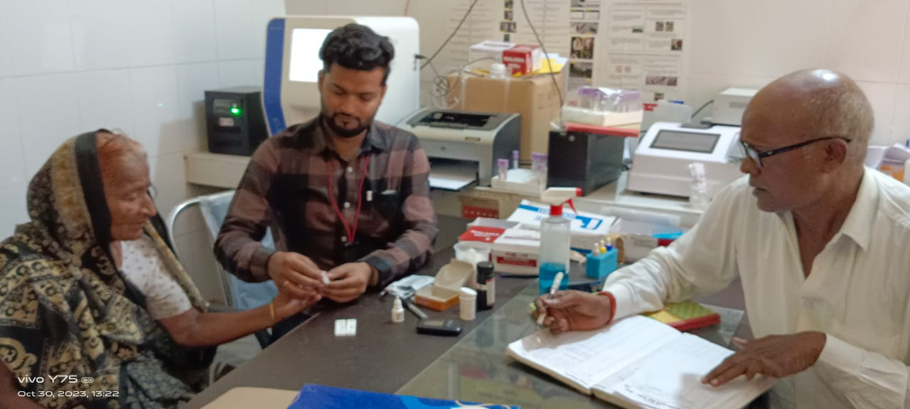 गोंडा : सामुदायिक स्वास्थ्य केंद्र पर टाइफाइड की जांच न होने से मरीज बाहर से जांच कराने को हो रहे मजबूर