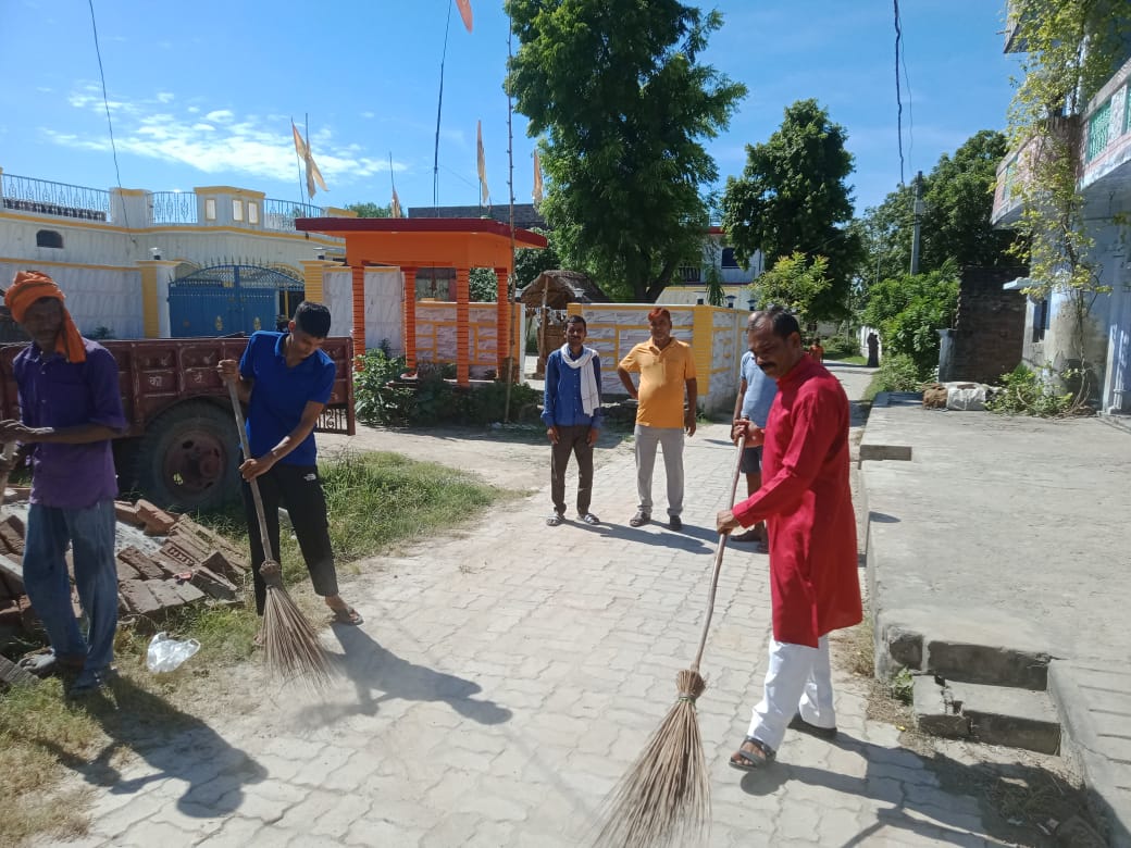 गोंडा : सभासद ने साफ सफाई कर किया श्रमदान