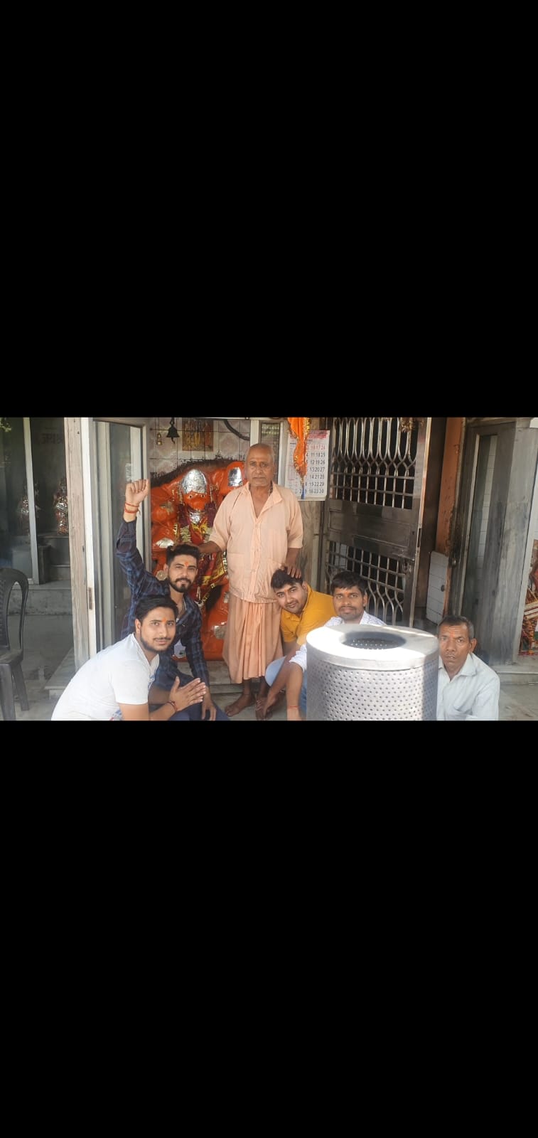 मानवता एक स्वैच्छिक संगठन की साथियों द्वारा मंदिर में सफाई अभियान का कार्य किया गया
