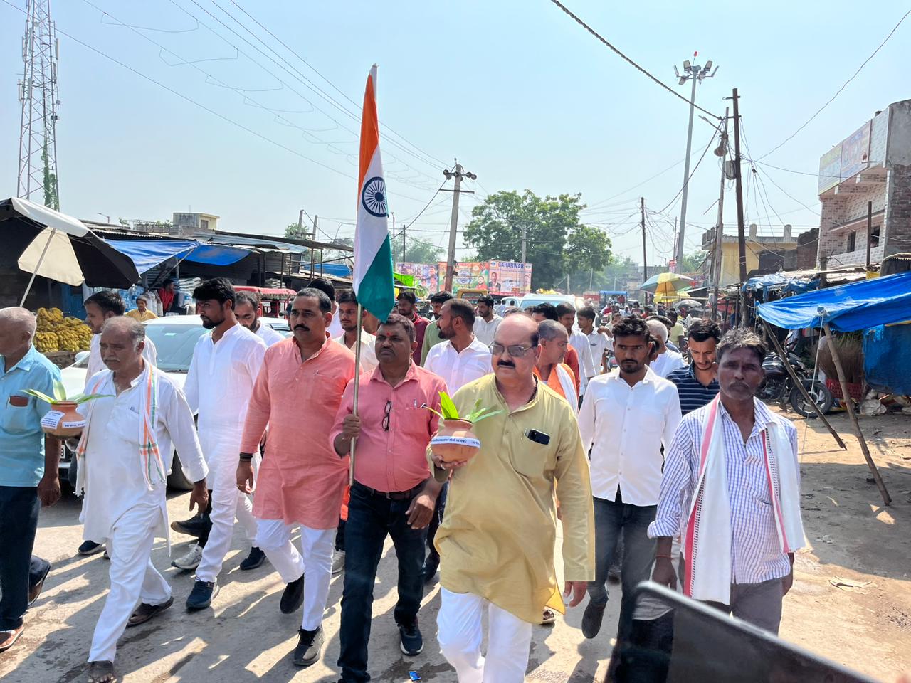 गोंडा : विश्वविद्यालय बचाओ संघ मोर्चा द्वारा ब्लॉक मुख्यालय स्थित शहीद स्मारक से मिट्टी कलश में लेकर निकाली  गई पदयात्रा
