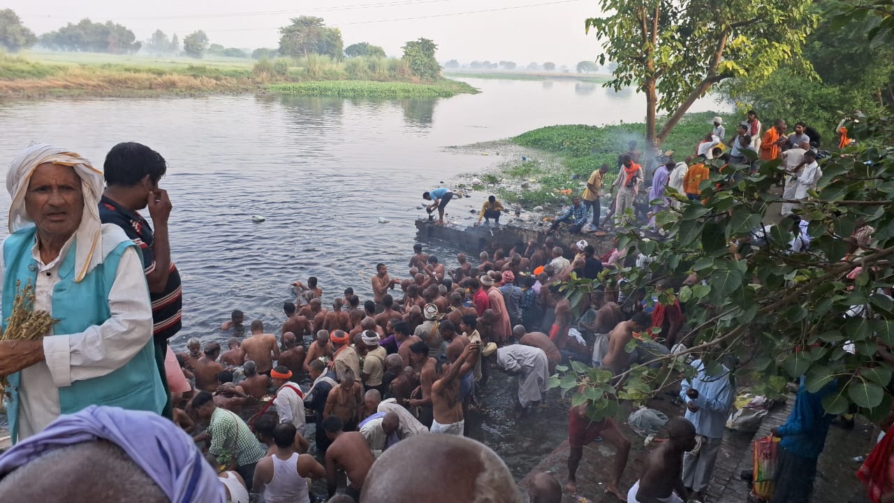 गोंडा : हजारों श्रद्धालुओं ने लगाई सरयू में डुबकी,स्नान दान कर की पूजा अर्चना