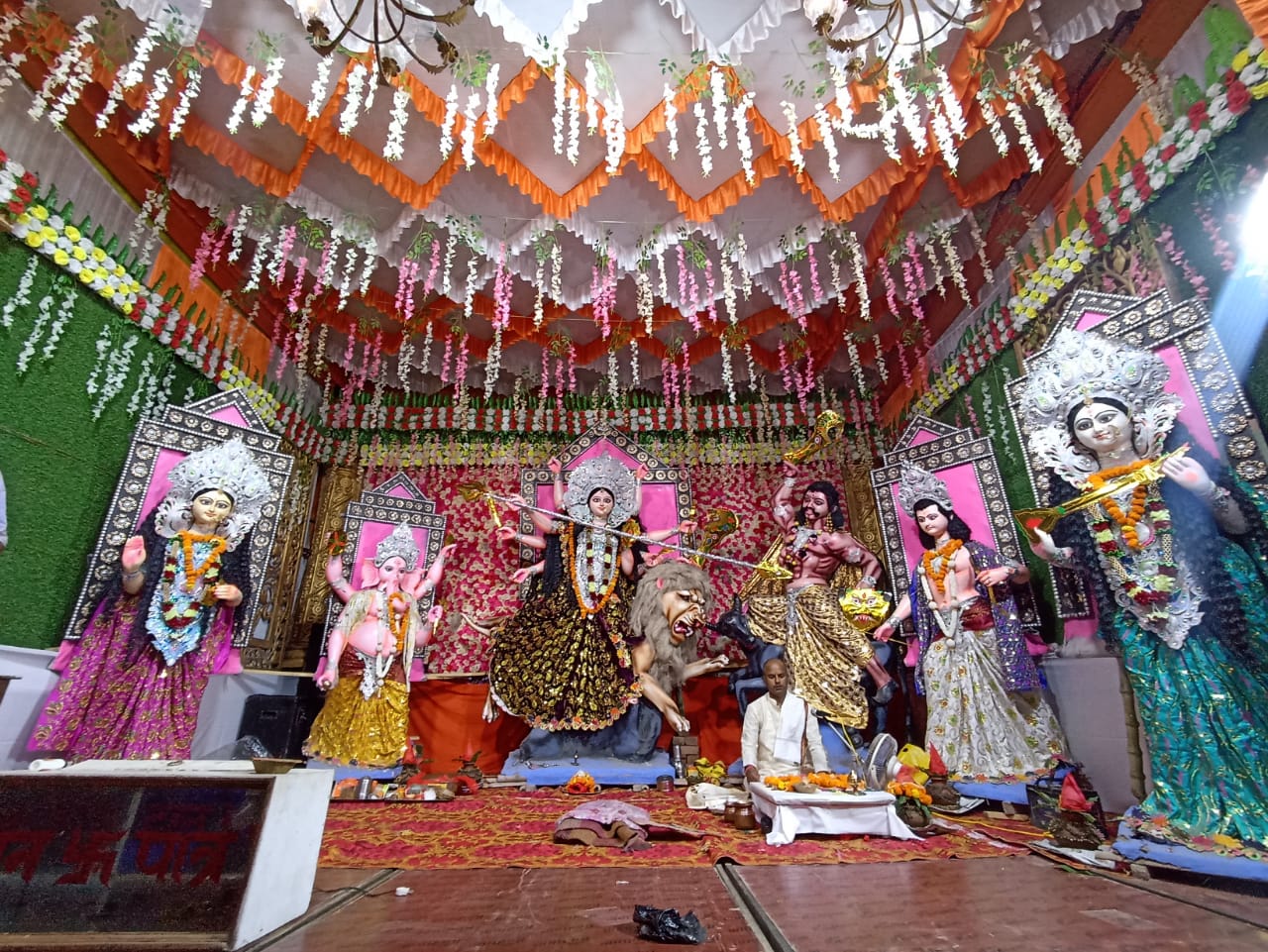 गोंडा : कलश एवं प्रतिमा स्थापना के साथ शुरू हुआ दुर्गा पूजा महोत्सव , नवरात्रि के पहले दिन की गई शैलपुत्री की पूजा आराधना