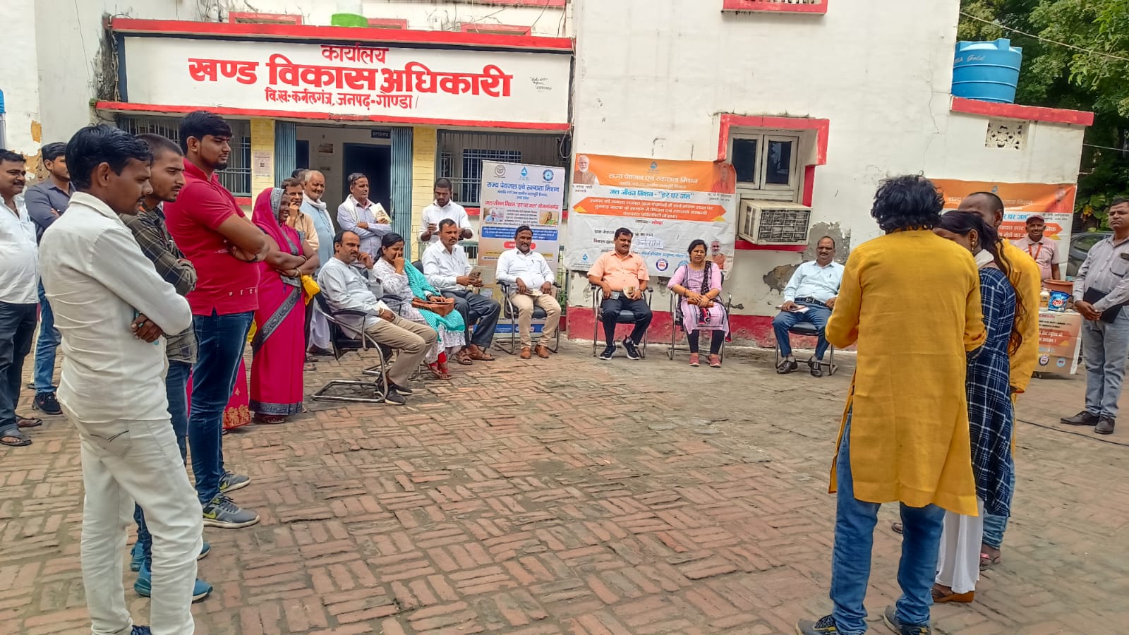 गोंडा : नुक्कड़ नाटक कर स्वच्छ पेयजल के प्रति किया जागरूक