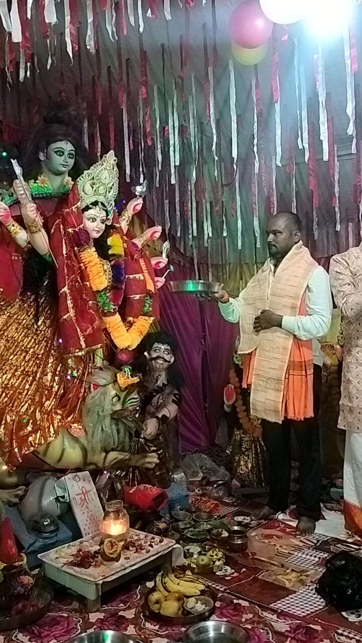 गोंडा : माता रानी की पूजा अर्चना कर लिया आशीर्वाद