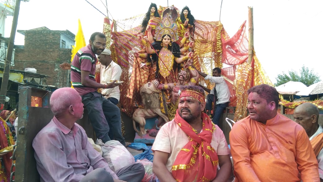 गोंडा : हर्षोल्लास पूर्वक मां दुर्गा की प्रतिमाओं का सरयू नदी पर हुआ विसर्जन