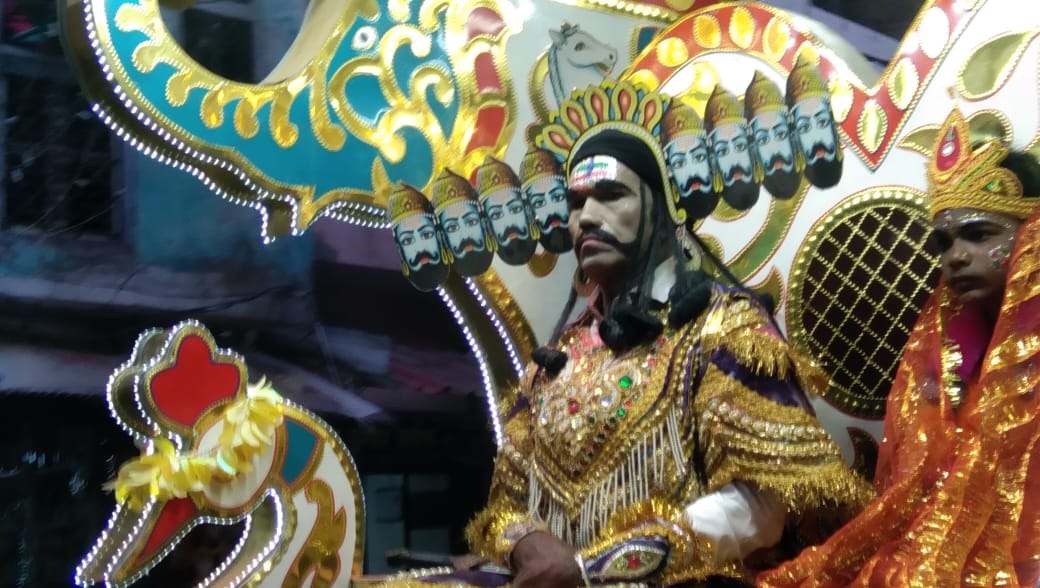 गोंडा : दशहरा पर्व के मद्दनेजर गाजे बाजे के साथ निकाली गई भगवान श्रीराम की भव्य शोभायात्रा