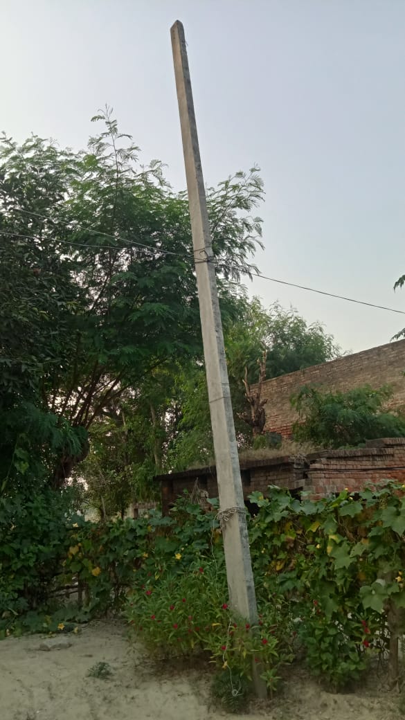 गोंडा : वर्ष भर पूर्व लगवाए गए खंभों में अभी तक नही खींचा गया तार , ग्रामीण अंधेरे में रहने को हुए मजबूर