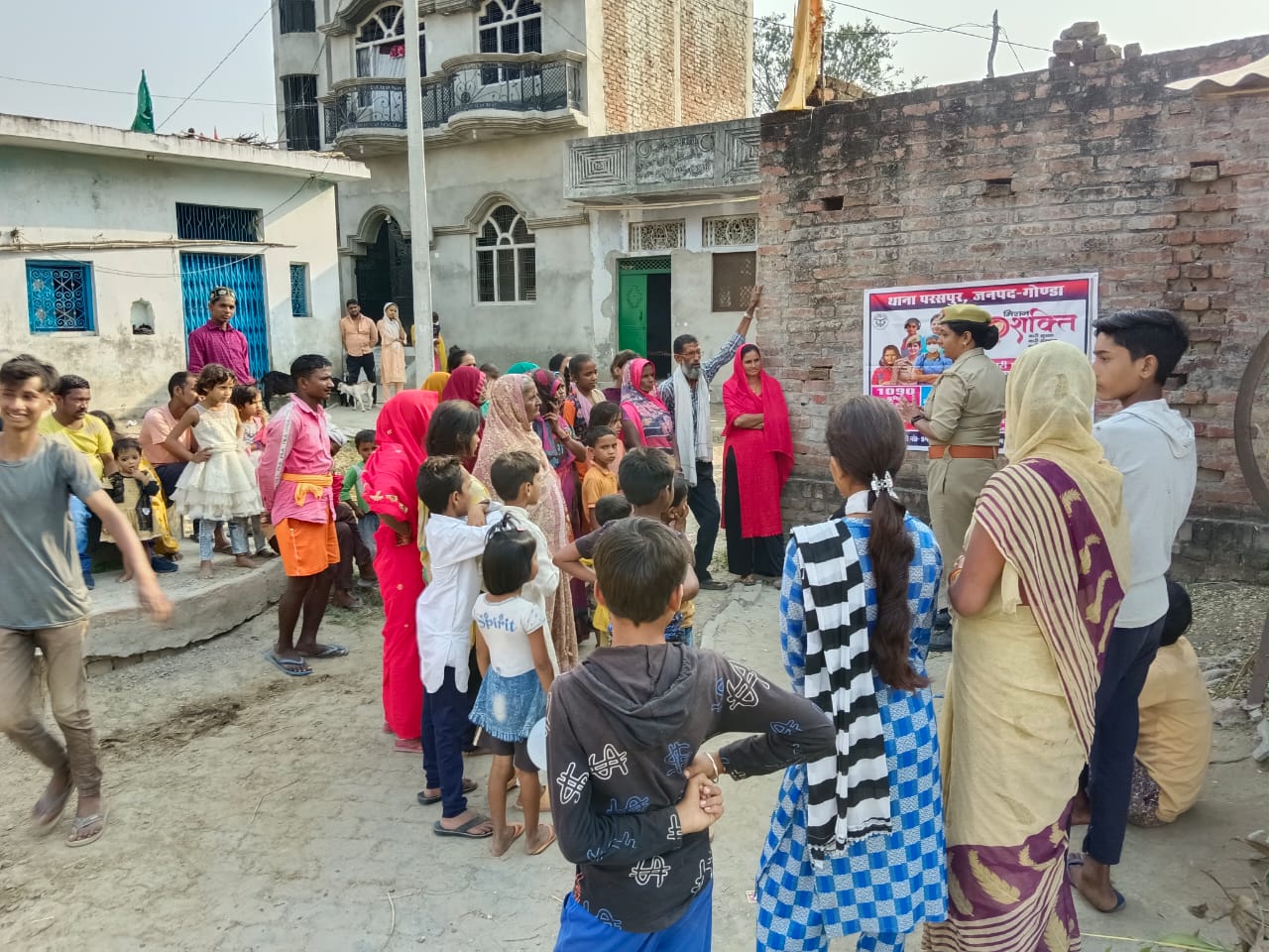 गोंडा : मिशन शक्ति अभियान के तहत एंटीरोमियों टीम द्वारा महिलाओं , बालक बालिकाओं व पुरुषों को नारी स्वावलंबन व नारी सुरक्षा के प्रति किया जागरूक
