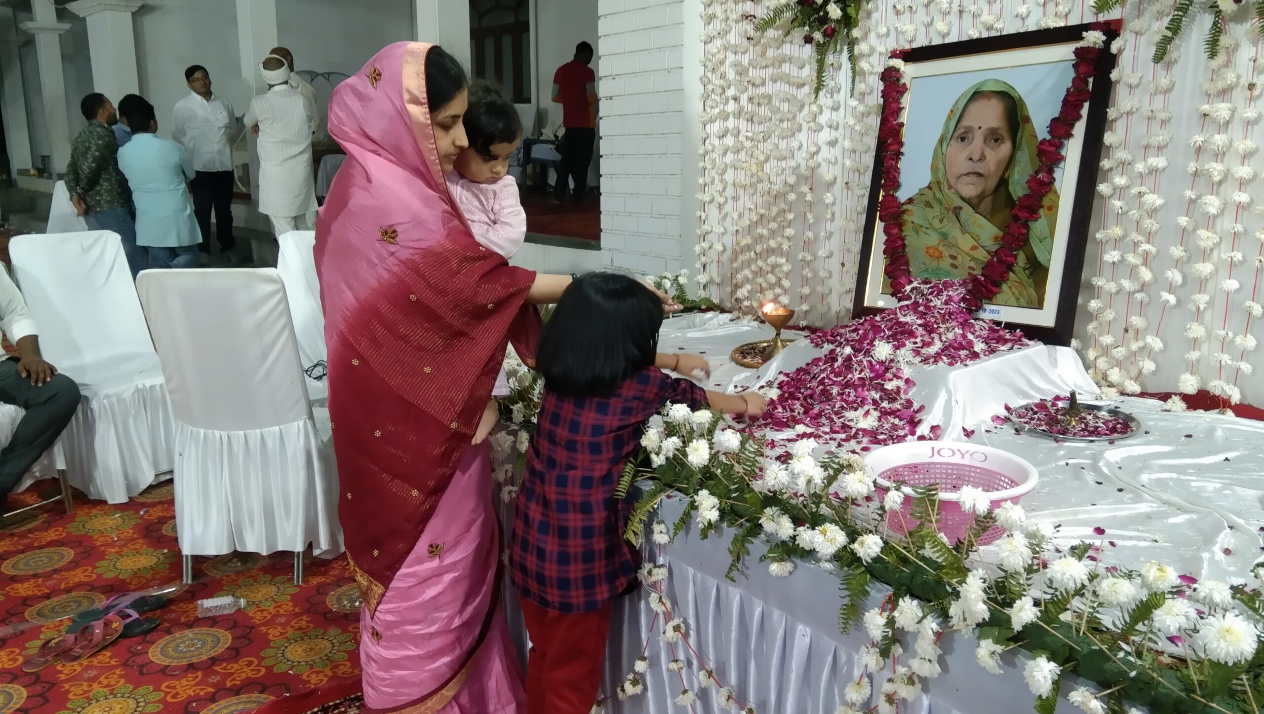 गोंडा : गोंडा : परिजनों समेत क्षेत्रीयजनों ने स्वर्गीय शांति देवी के चित्र पर श्रद्धासुमन अर्पित कर नम आंखों से दी भावभीनी श्रद्धांजलि