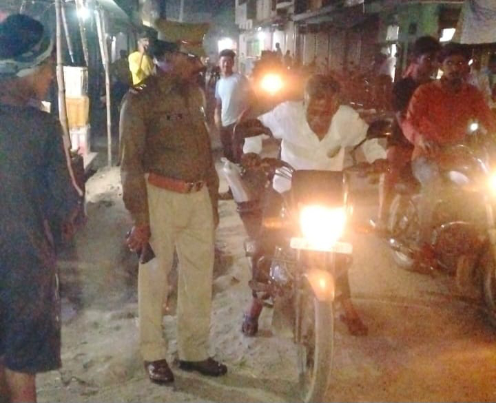 गोंडा : पसका चौकी प्रभारी समेत पुलिस फोर्स के साथ पांच वाहनों का किया ई चालान, पैदल गस्त कर आमजन को सुरक्षा के प्रति दिलाया भरोसा