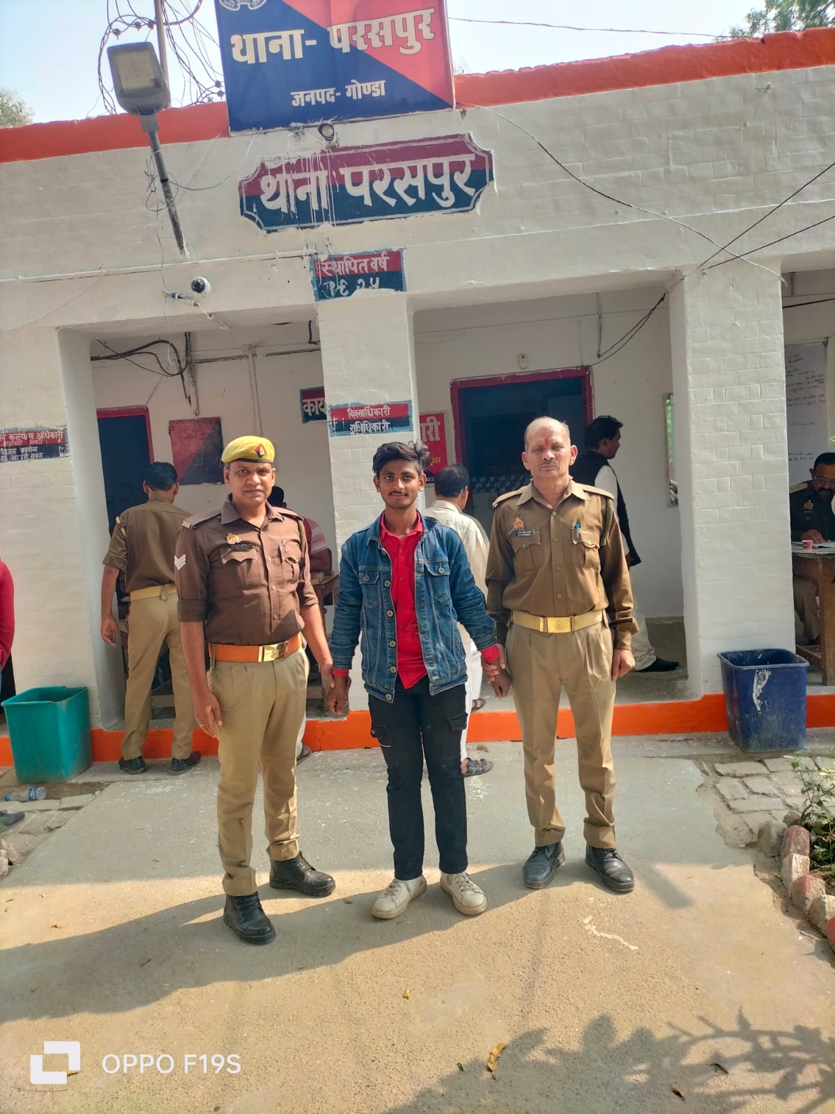 गोंडा : नाबालिग लड़की को बहला फुसलाकर भगा ले जाने व उसके साथ दुष्कर्म करने का वांछित अभियुक्त गिरफ्तार