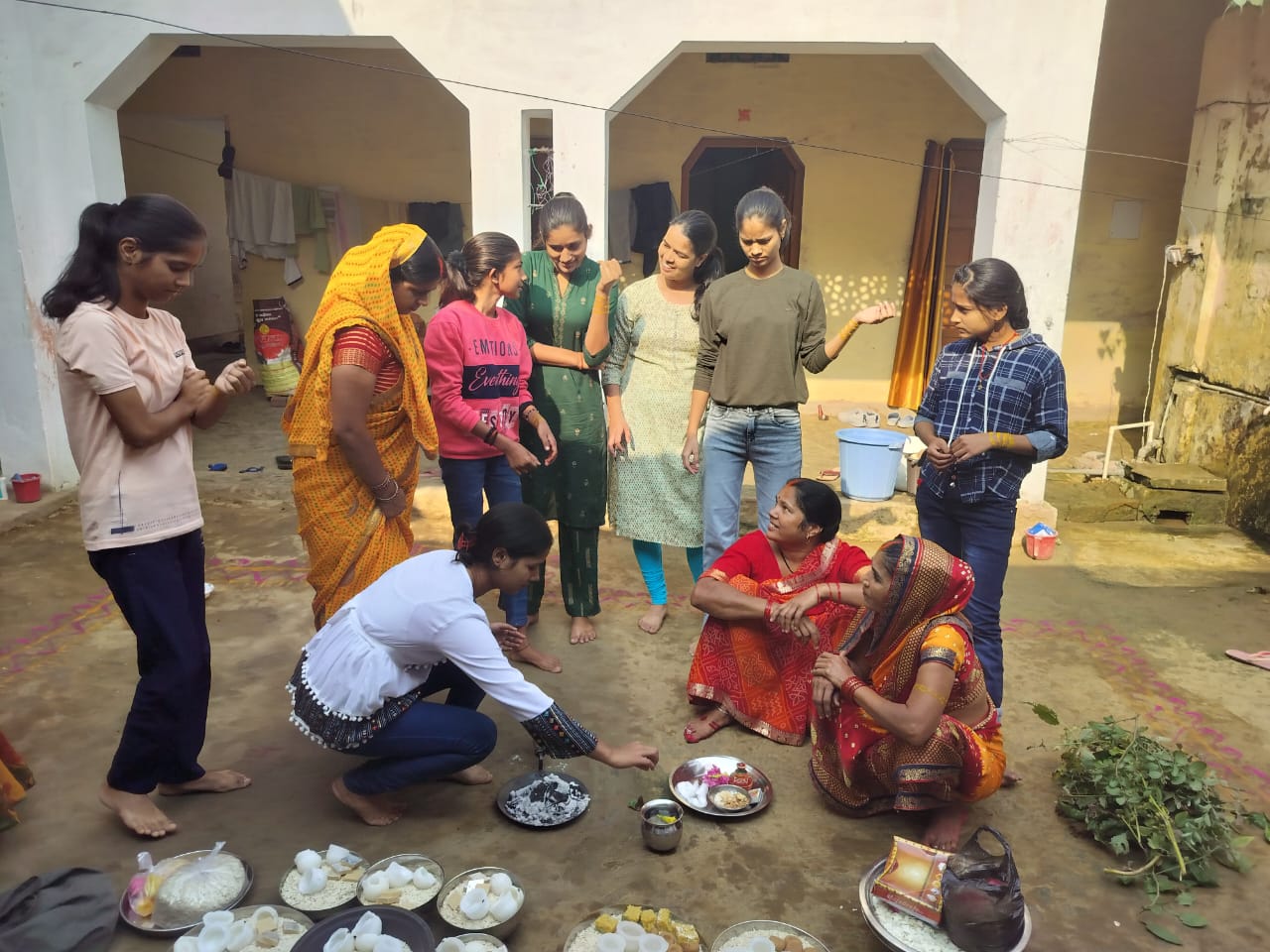 गोंडा : बहने अपने भाइयों के लिए भाईदूज का पूजन से पहले ब्रत रखा एवं गोवर्धन भगवान की किया पूजा