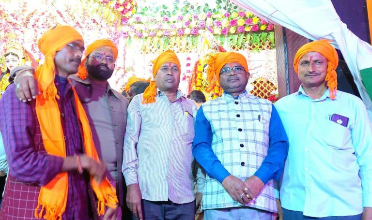 गोंडा : लक्ष्मी पूजा समिति ने पत्रकार बंधुओं को अंगवस्त्र भेंटकर किया सम्मानित