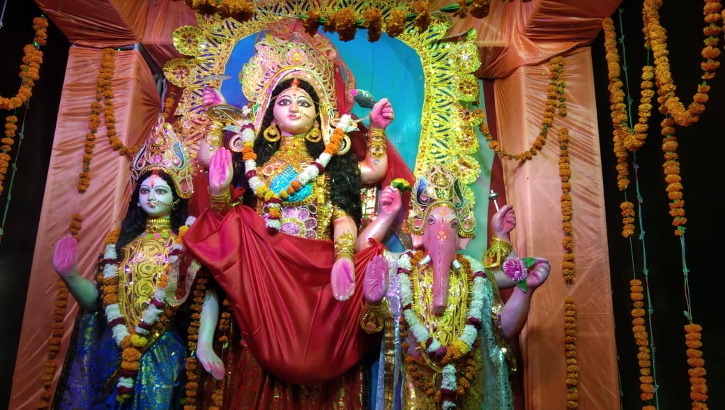 गोंडा : धूमधाम से कड़ी सुरक्षा व्यवस्था एवं डीजे बाजे के साथ देर रात्रि हुआ श्री गणेश लक्ष्मी सरस्वती की प्रतिमा विसर्जन