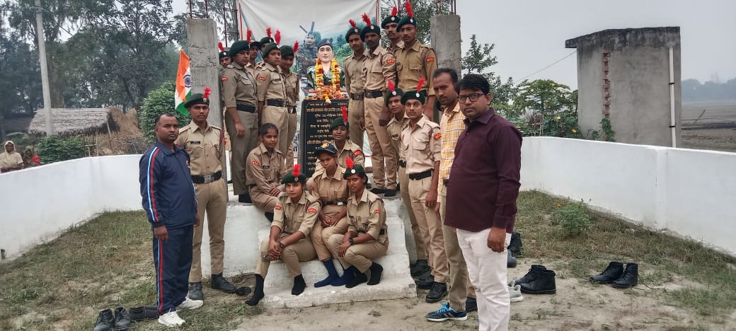 गोंडा : स्वर्गीय महेश प्रताप सिंह फौजी की प्रतिमा पर पुष्पांजलि अर्पित कर दी गई श्रद्धांजलि