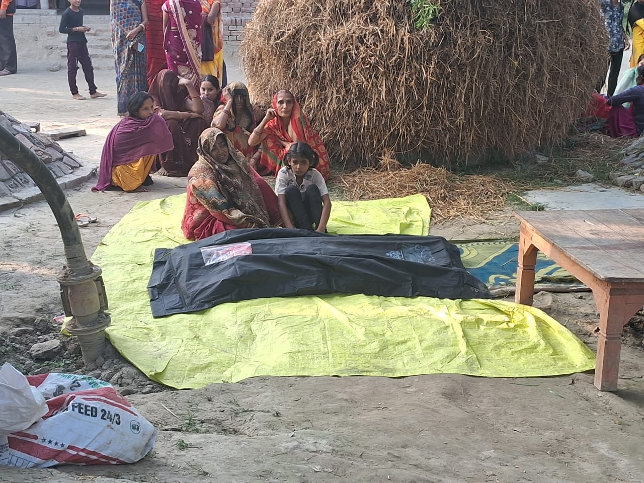 नवाबगंज गोंडा ।वजीरगंज थाना क्षेत्र के टिकरी रेलवे स्टेशन पास ट्रेन की चपेट मे आने से 44 वर्ष की महिला की मौत पुलिस ने शव को कब्जे मे लेकर पोस्टमार्टम के लिए भेजा गांव मे अनहोनी से मातम ।