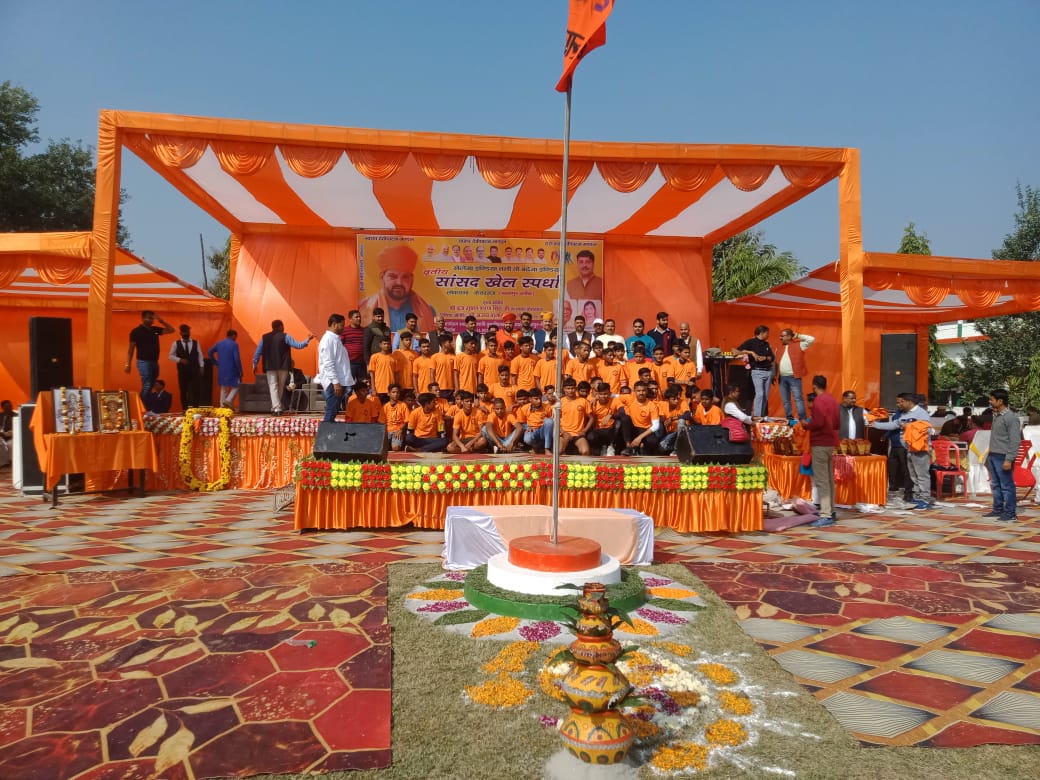 गोंडा : तीन दिवसीय सांसद खेल स्पर्धा कार्यक्रम का आयोजन महाकवि तुलसीदास स्नातकोत्तर महाविद्यालय परसपुर में हुआ , खिलाड़ियों व एनसीसी कैडेटों ने मार्च पास्ट कर दी सलामी
