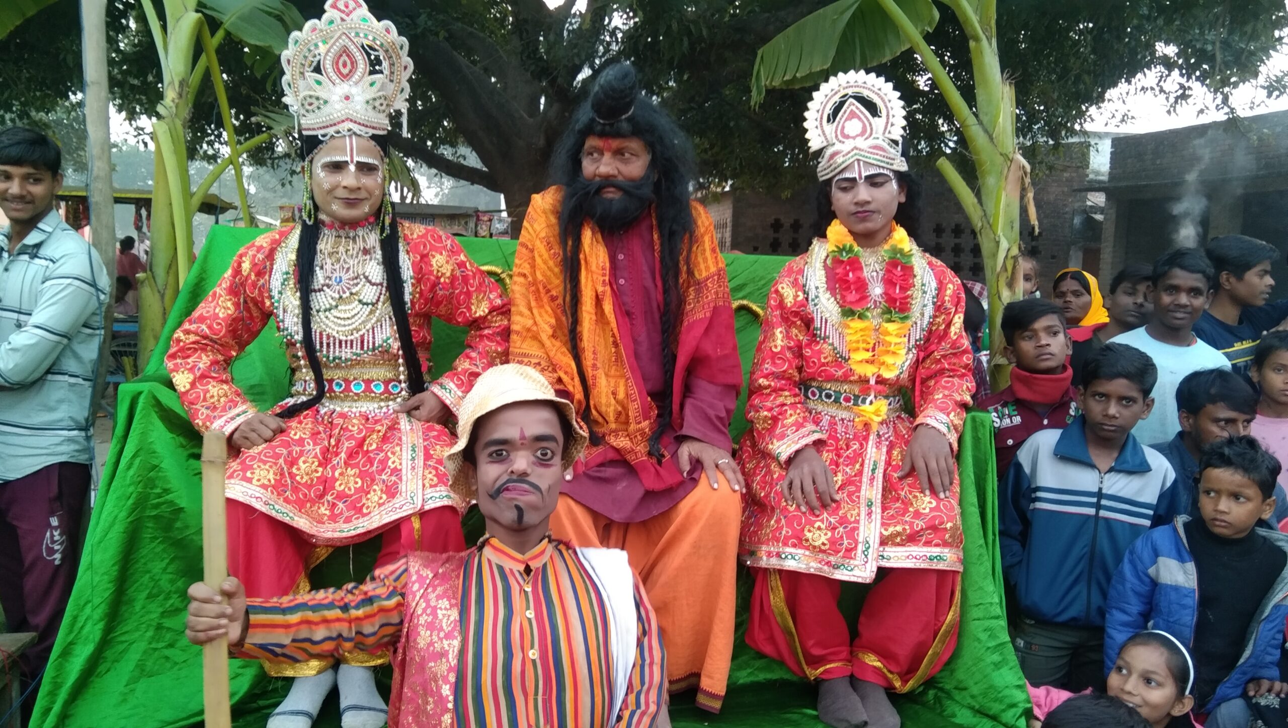 गोंडा : रामलीला के चौथे दिवस में बाल कलाकारों द्वारा धनुष यज्ञ,रावण बाणासुर संवाद,लक्ष्मण परशुराम संवाद का मंचन किया गया