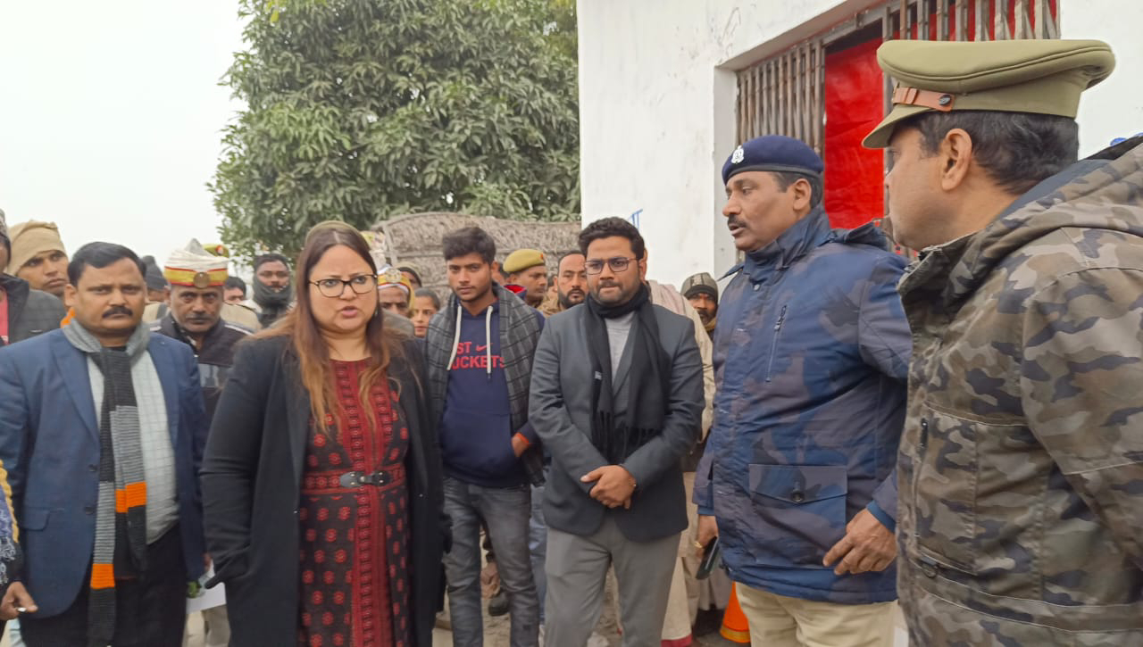 गोंडा : पसका मेला शुरू होने से पहले मेले की व्यवस्था का निरीक्षण करने पहुंची जिलाधिकारी नेहा शर्मा