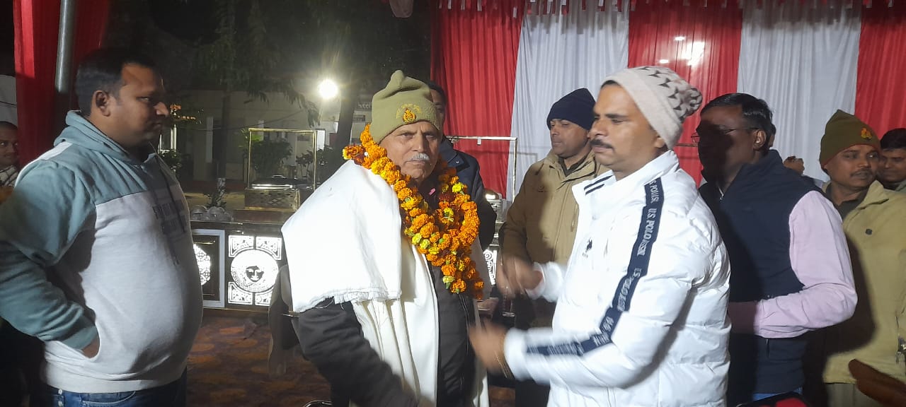 गोंडा : उपनिरीक्षक उमाशंकर सिंह हुए सेवानिवृत्ति सीओ चंद्रपाल शर्मा व एसओ शेषमणि पांडेय ने अंगवस्त्र व धार्मिक पुस्तक देकर किया सम्मानित